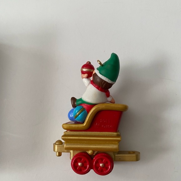 Hallmark Keepsake: 2011 "Happy Helper, Santa's Holiday Train" Miniature Ornament - Picture 4 of 10
